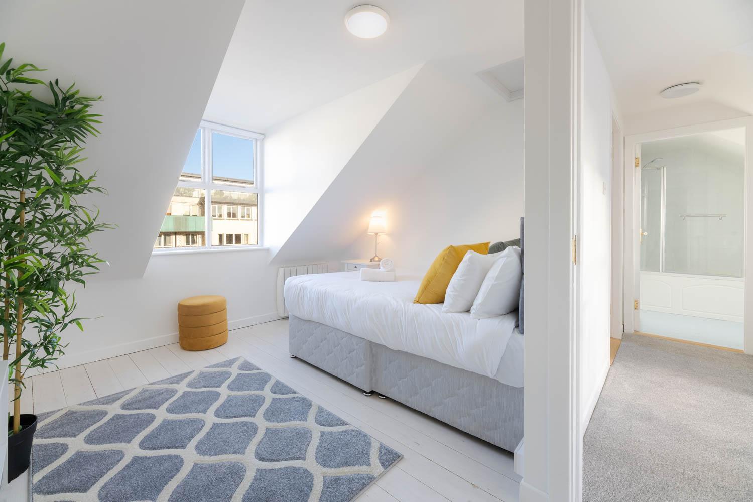 Modern Canal View Home, In City Centre, Sleeps 8 Galway Exterior foto